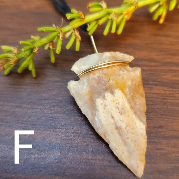 🌿 Natural Stone Arrowhead Necklace 🌿 - Picture 7 of 13